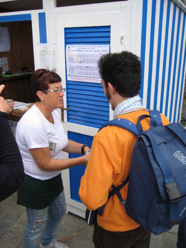 While get ready to start the visit of Riomaggiore I heard the owner of the nearby bar going around blaming she had no fivers, suddenly Claudio vda proposed the lady to change 